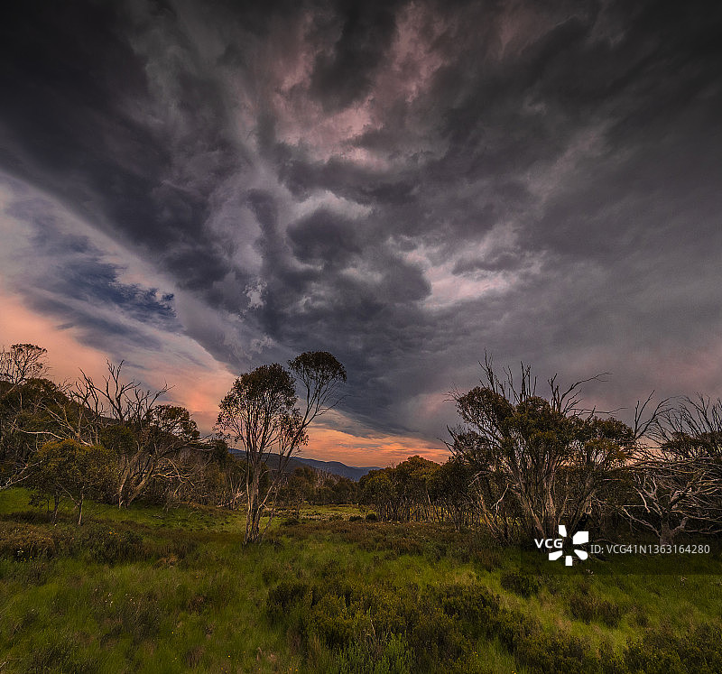 在新南威尔士州南部雪山的科修斯科国家公园，壮观的风暴云团掠过图片素材