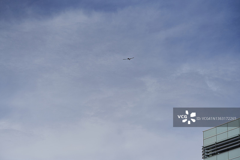 一架飞机在天空中飞行。图片素材