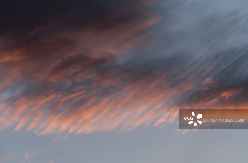 日落时天空中的云图片素材