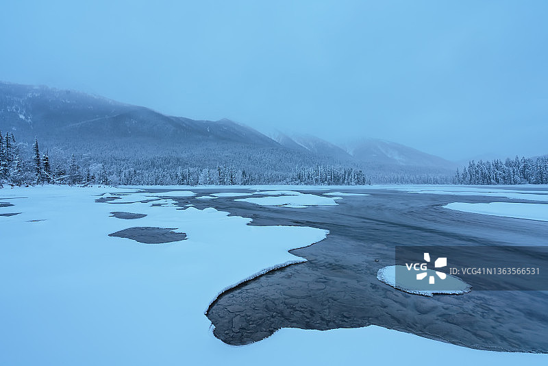 穿过冬季森林的河流图片素材