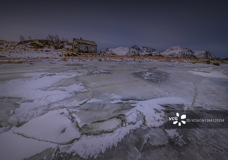 在挪威北极罗浮敦的博斯塔德，冰冻的海岸线上阴冷的冬日图片素材