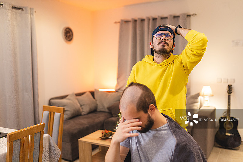 由于新冠肺炎疫情，理发师在家给客户理发时搞砸了图片素材