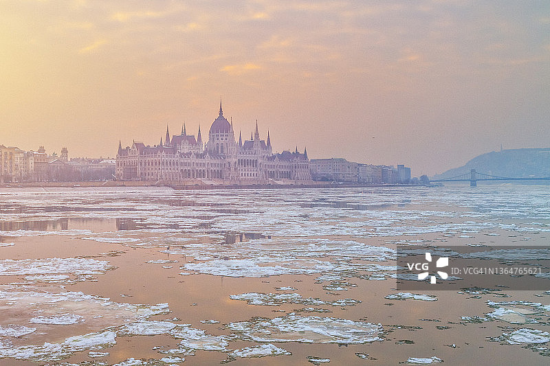 匈牙利议会与结冰的多瑙河图片素材