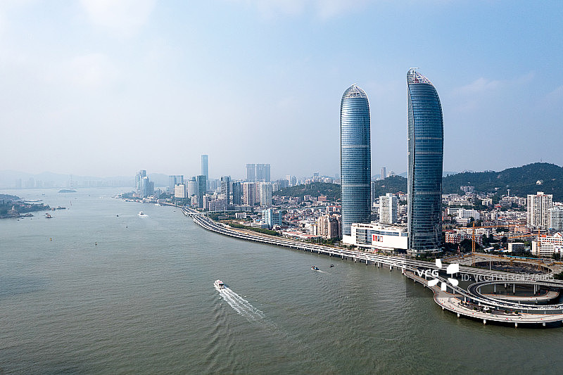 从无人机角度鸟瞰中国厦门海港的城市景观图片素材