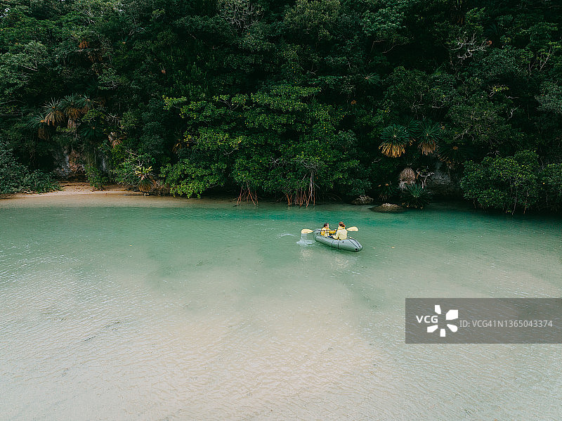 航拍独木舟在红树林河，冲绳，日本图片素材