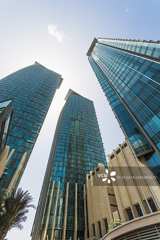 卡塔尔多哈的摩天大楼，低角度图片素材