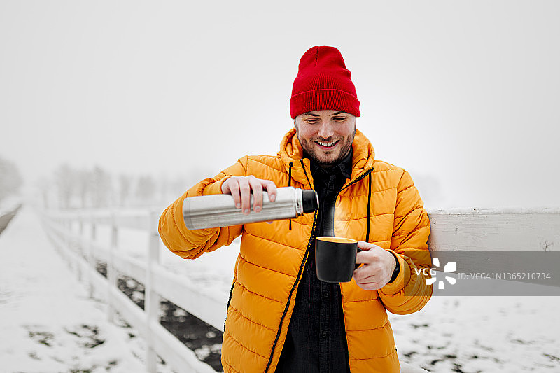 人们喝着咖啡，在雪天里散步图片素材