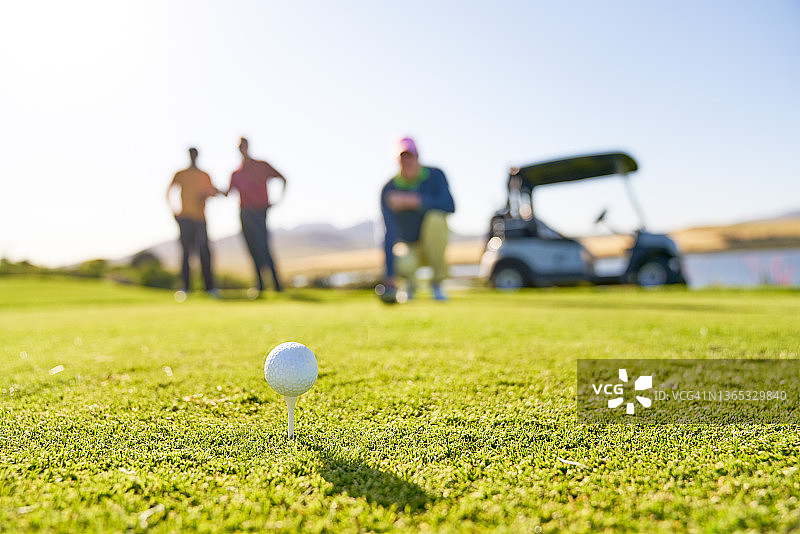 高尔夫球在阳光下的球座图片素材