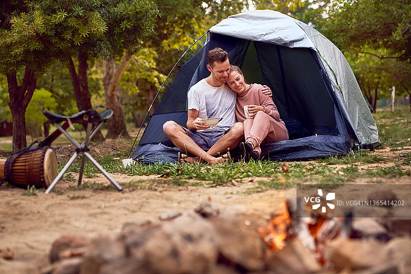 幸福的情侣在营地的帐篷里放松图片素材