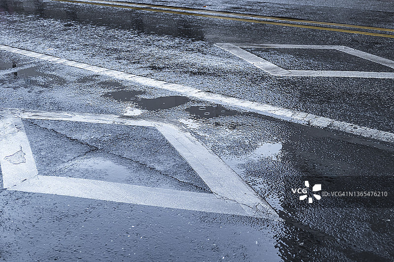 雨后道路上的钻石标志图片素材