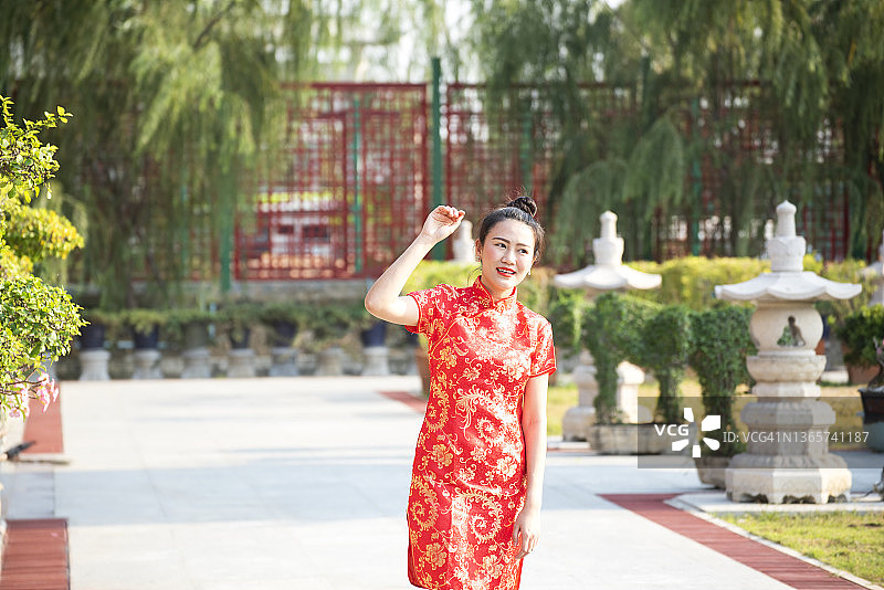 中国妇女穿着传统的旗袍。中国新年的概念。图片素材