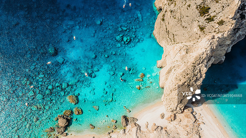 希腊扎金索斯岛，隐蔽的海滩上的风景鸟瞰图图片素材