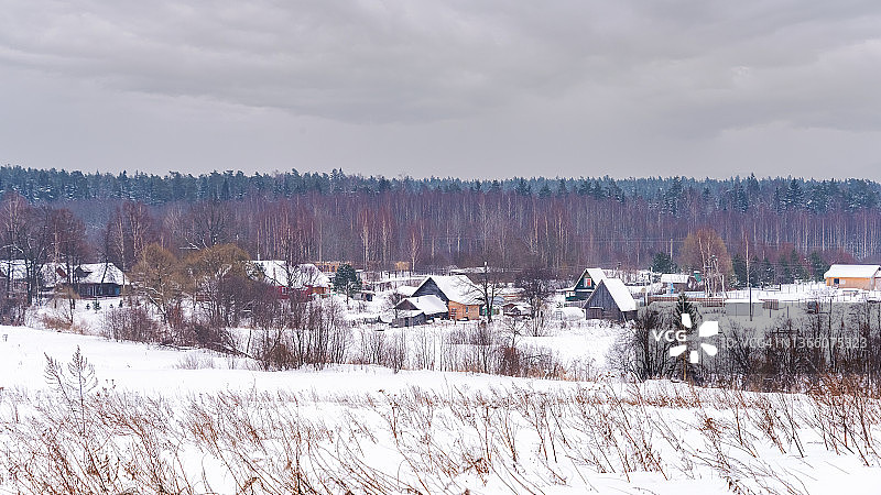 冬天的乡村景观，村舍被白雪覆盖。图片素材
