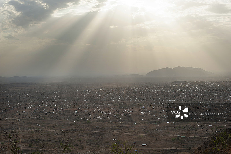 在南苏丹的朱巴市，一束光穿过云层照耀。图片素材