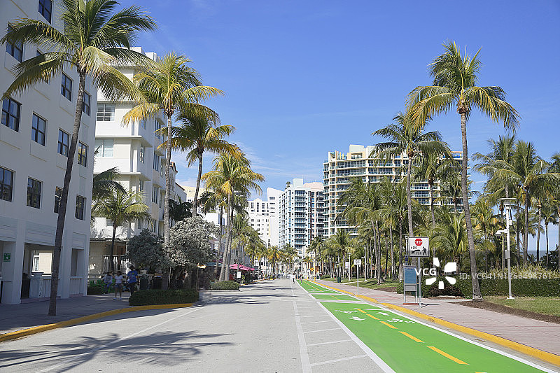 阳光明媚的日子里，迈阿密海洋大道上艺术装饰风格的酒店和餐厅的街景。图片素材