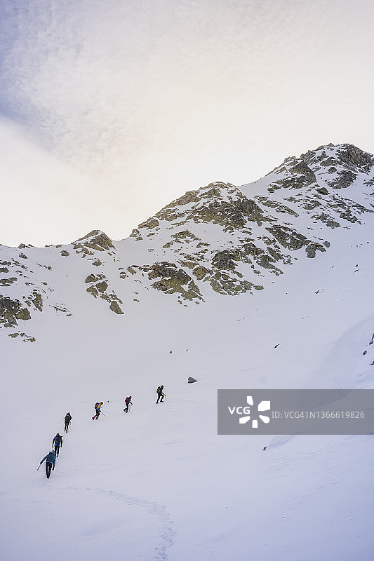 徒步旅行者走在高高的雪山沟里图片素材