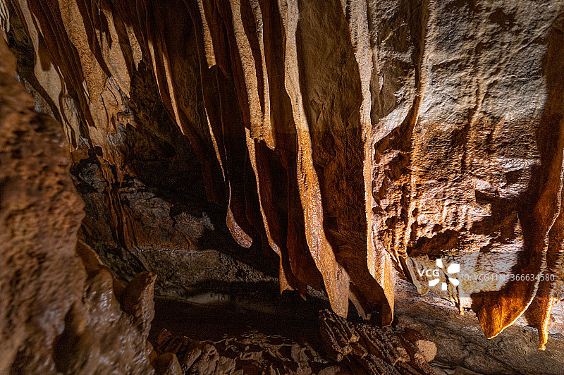 洞穴中幕布状构造的特写图片素材