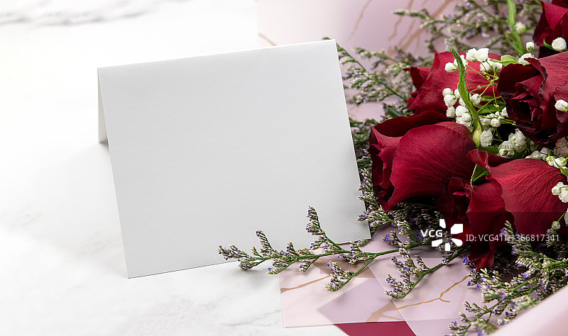 空白贺卡与红玫瑰花束图片素材