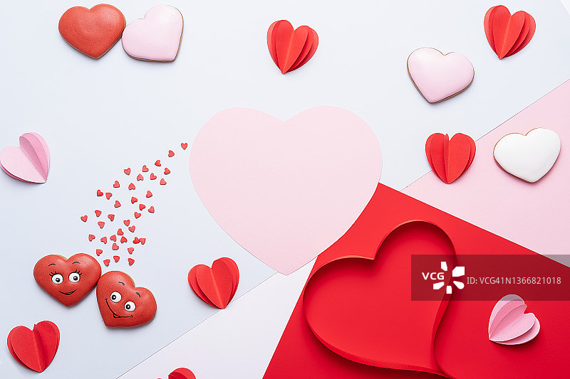情人节背景饼干，红色和粉红色的心在柔和的背景图片素材