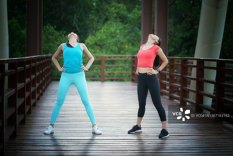 两个在桥牌上锻炼的亚洲女人。图片素材