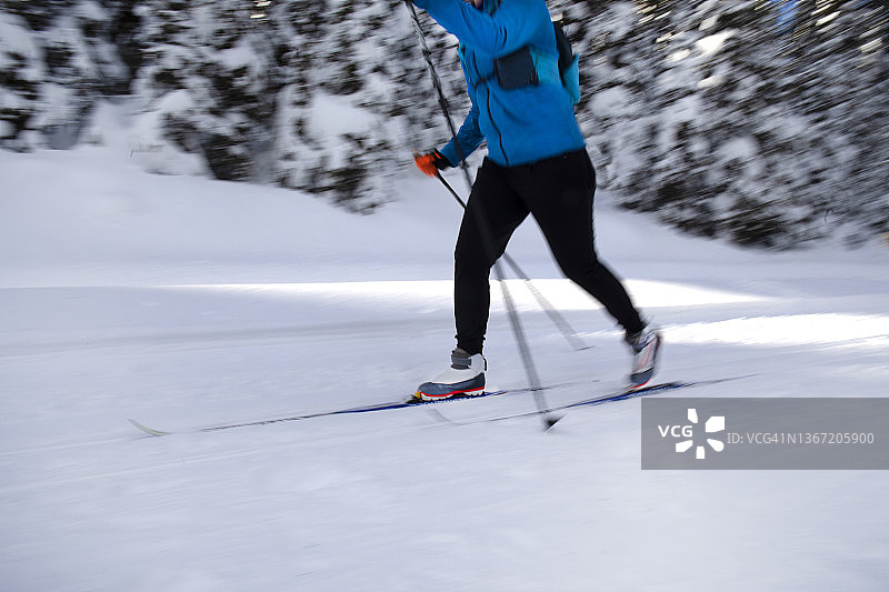 加拿大落基山脉的越野滑雪。图片素材