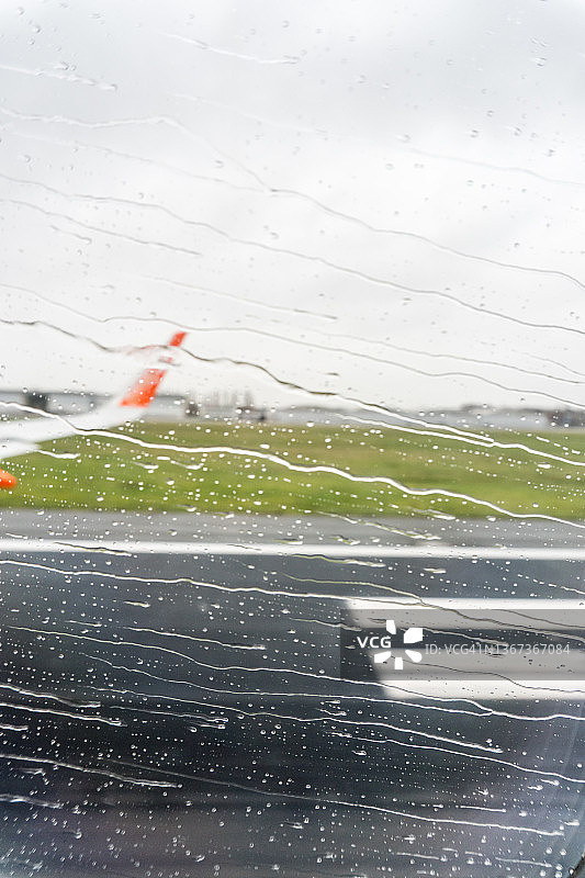 降落时飞机窗户上的雨滴线图片素材