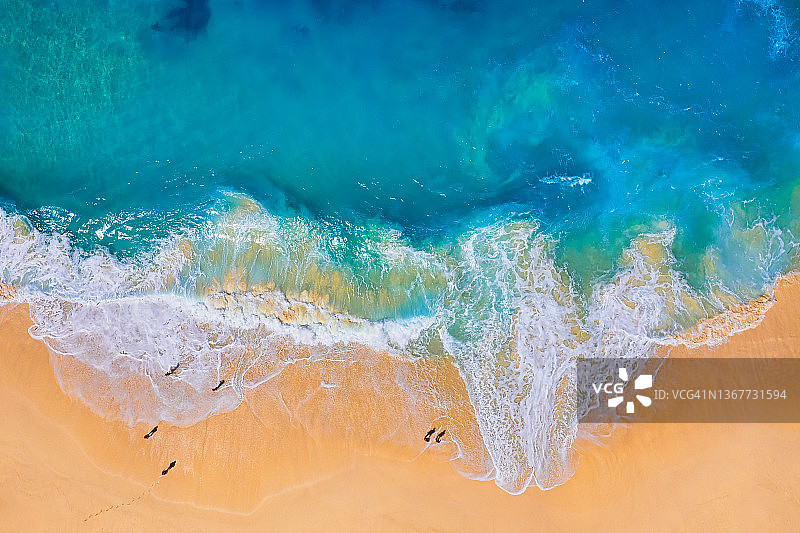 海岸作为背景从俯视图。蓝绿色的水背景从顶部的视图。从空中俯瞰夏日海景。印度尼西亚努沙佩尼达岛。旅行——形象图片素材