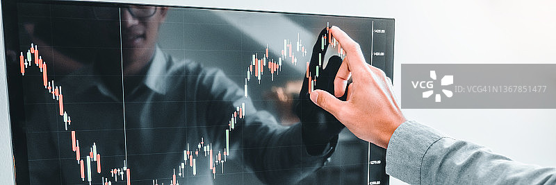 商人投资和企业家交易股票市场和交易所讨论和分析图表。图片素材