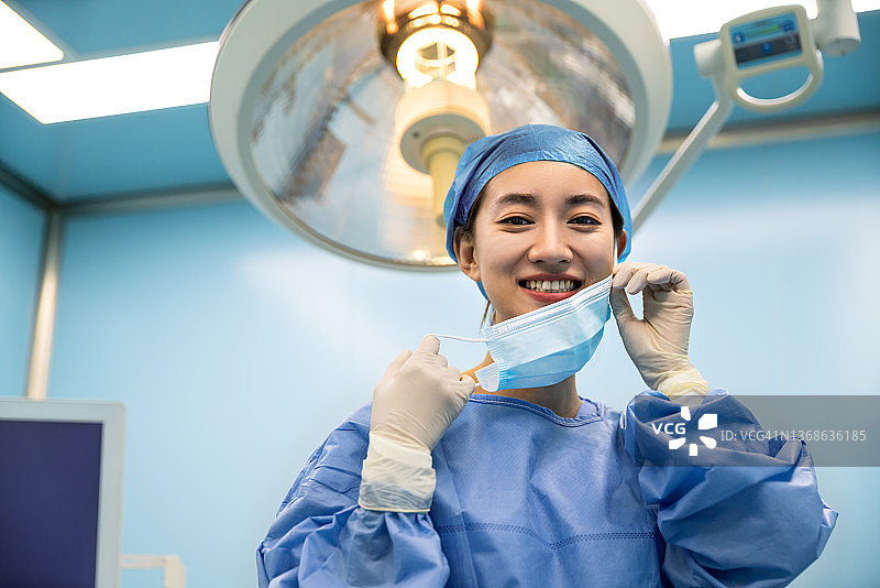 手术室里的年轻亚裔女医生。图片素材