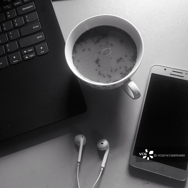 工作或学习时，伴着一杯咖啡和音乐。图片素材