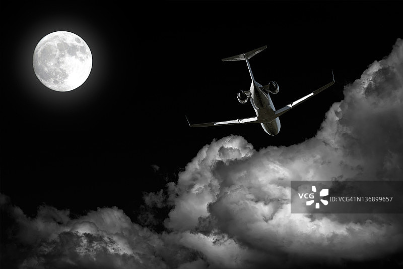 夜间飞行的公司喷气式飞机图片素材