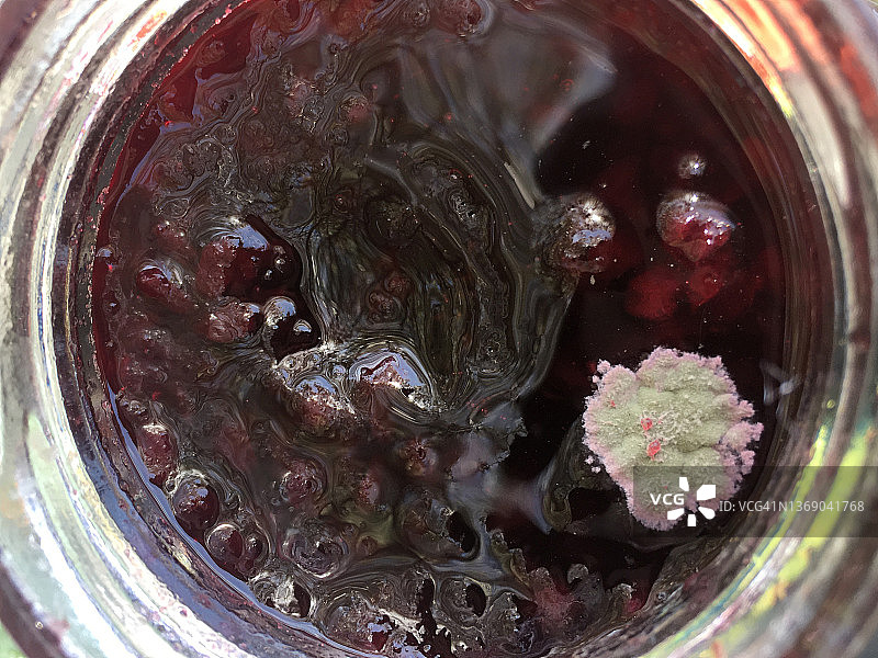 玻璃罐里发霉的果酱图片素材