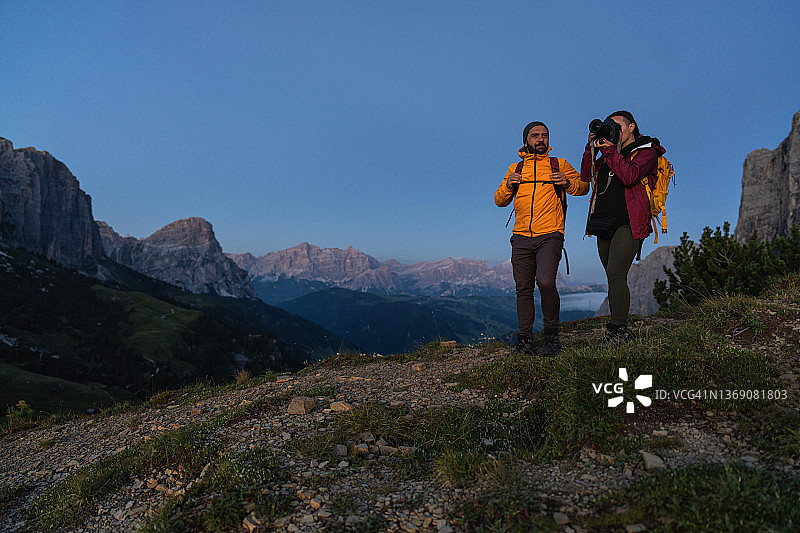多洛米蒂山探险:情侣户外徒步旅行图片素材