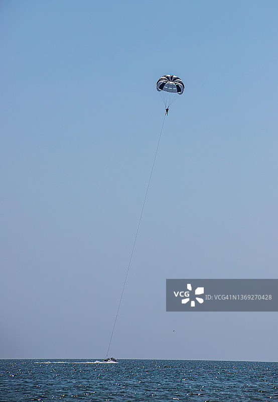 帆伞运动是一种很受欢迎的海上户外活动。降落伞和游客们在海上的天空中翱翔图片素材