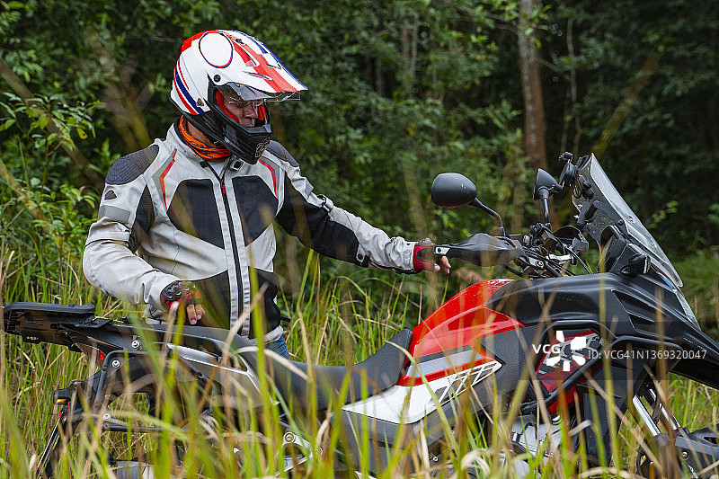 Khao Yai国家公园，一名男子正准备骑他的摩托车图片素材