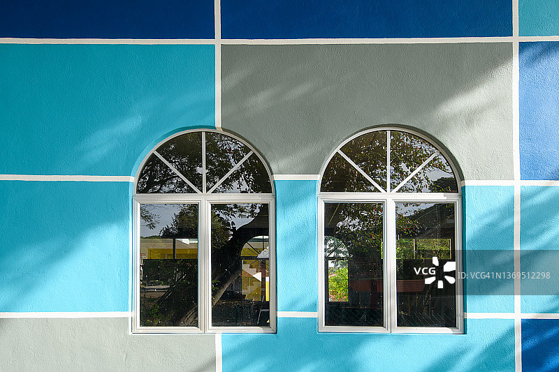 蓝色混凝土墙上的窗户图片素材