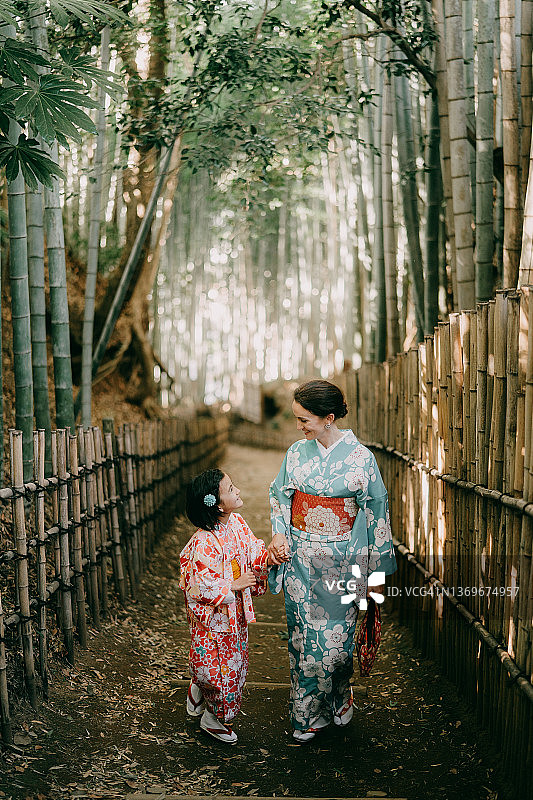 日本竹林里，穿着和服的母子图片素材