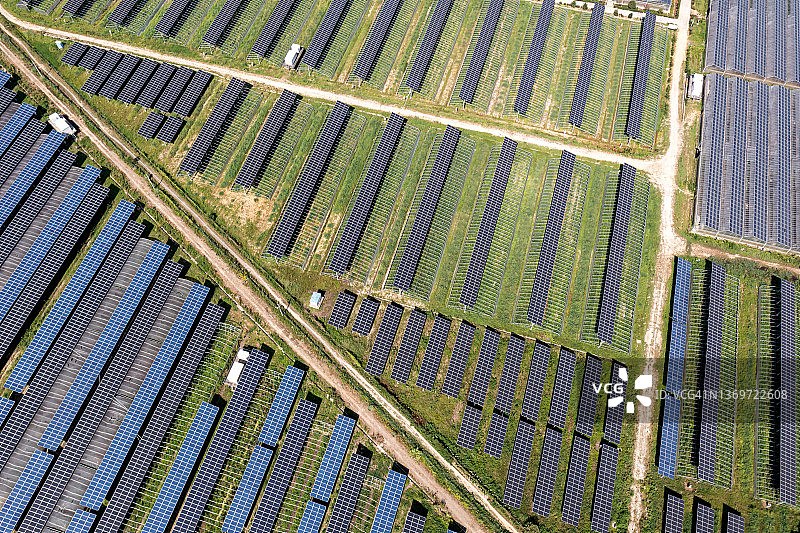 从空中俯瞰整齐排列的发电厂太阳能电池板图片素材
