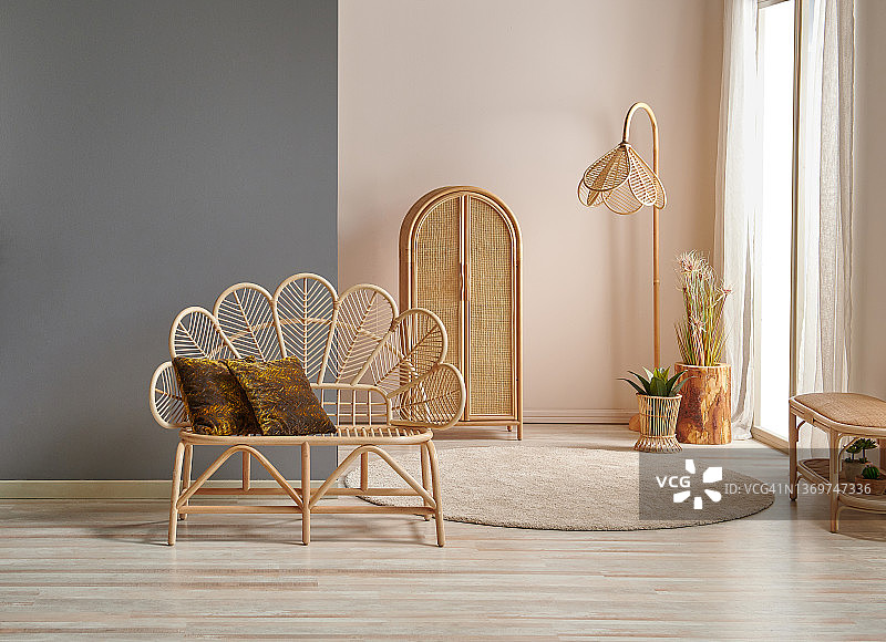 现代扶手椅在轻墙概念与灯和地毯设计。图片素材