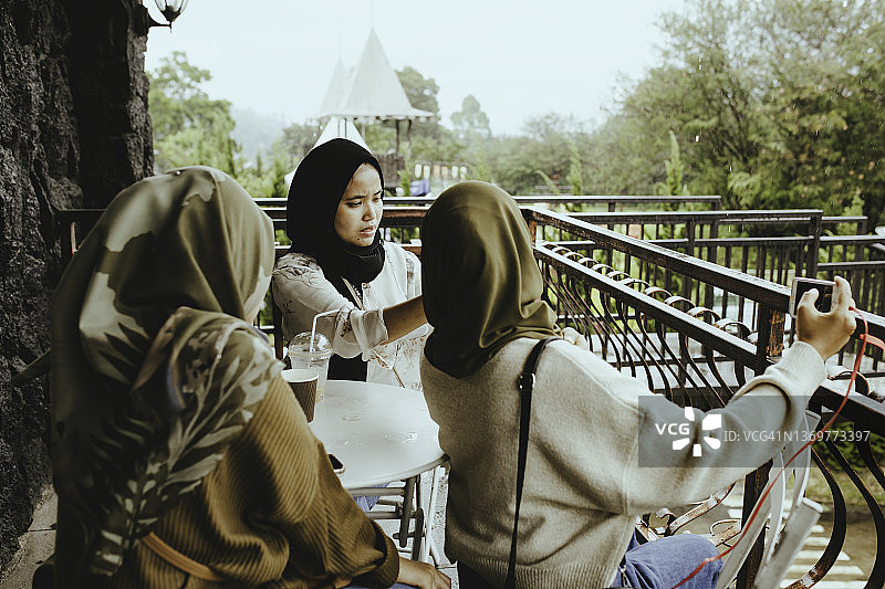 亚洲穆斯林妇女享受在咖啡馆的一天图片素材