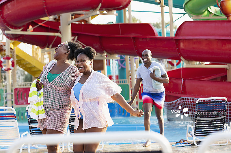 非裔美国母亲，女儿在水上公园大笑图片素材