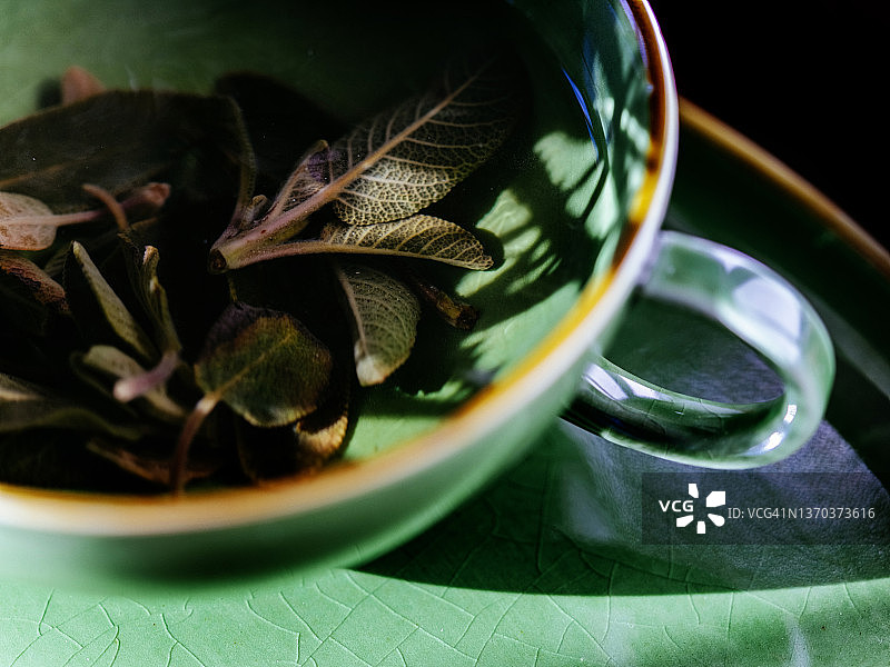 一杯热腾腾的鼠尾草茶。图片素材