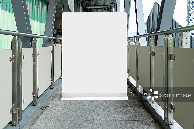 地铁站的白横幅。图片素材