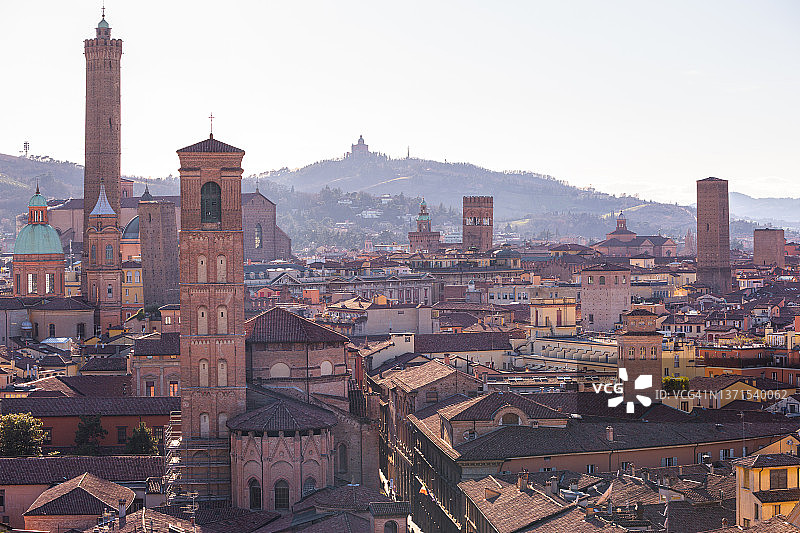 意大利Emilia Romagna，博洛尼亚的屋顶和塔楼。图片素材
