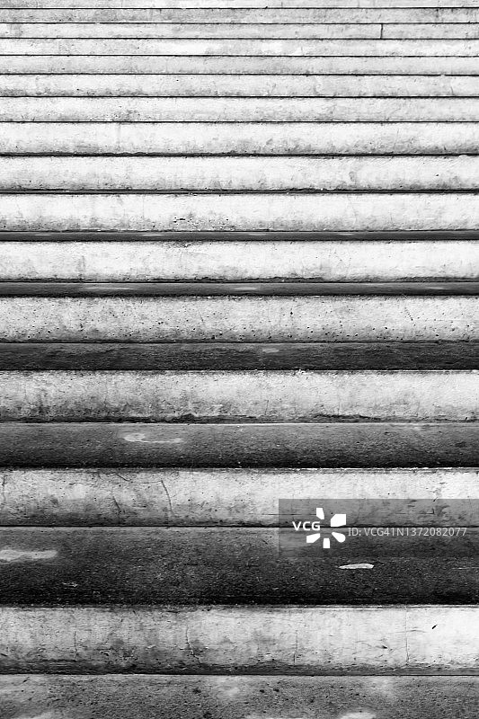 灰色混凝土楼梯，未完工的混凝土楼梯，极简主义建筑中的楼梯图片素材