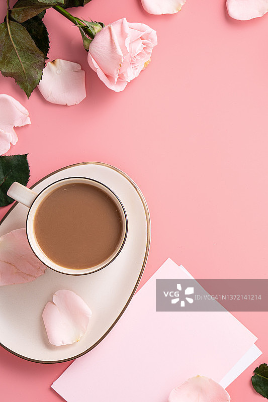 情人节设计概念背景以粉红色的玫瑰和奶茶为背景。图片素材