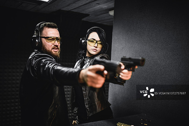 现代夫妇在射击场一起练习单手枪技术图片素材