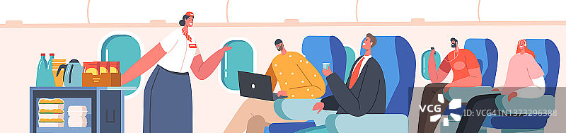 带着送餐小车的空姐坐在飞机经济舱的椅子上。飞机上的机组人员和乘客图片素材