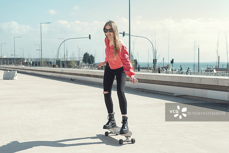 城市里玩滑板的女人图片素材