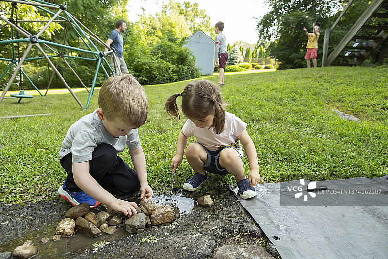 夏天，一家人在后院玩耍图片素材